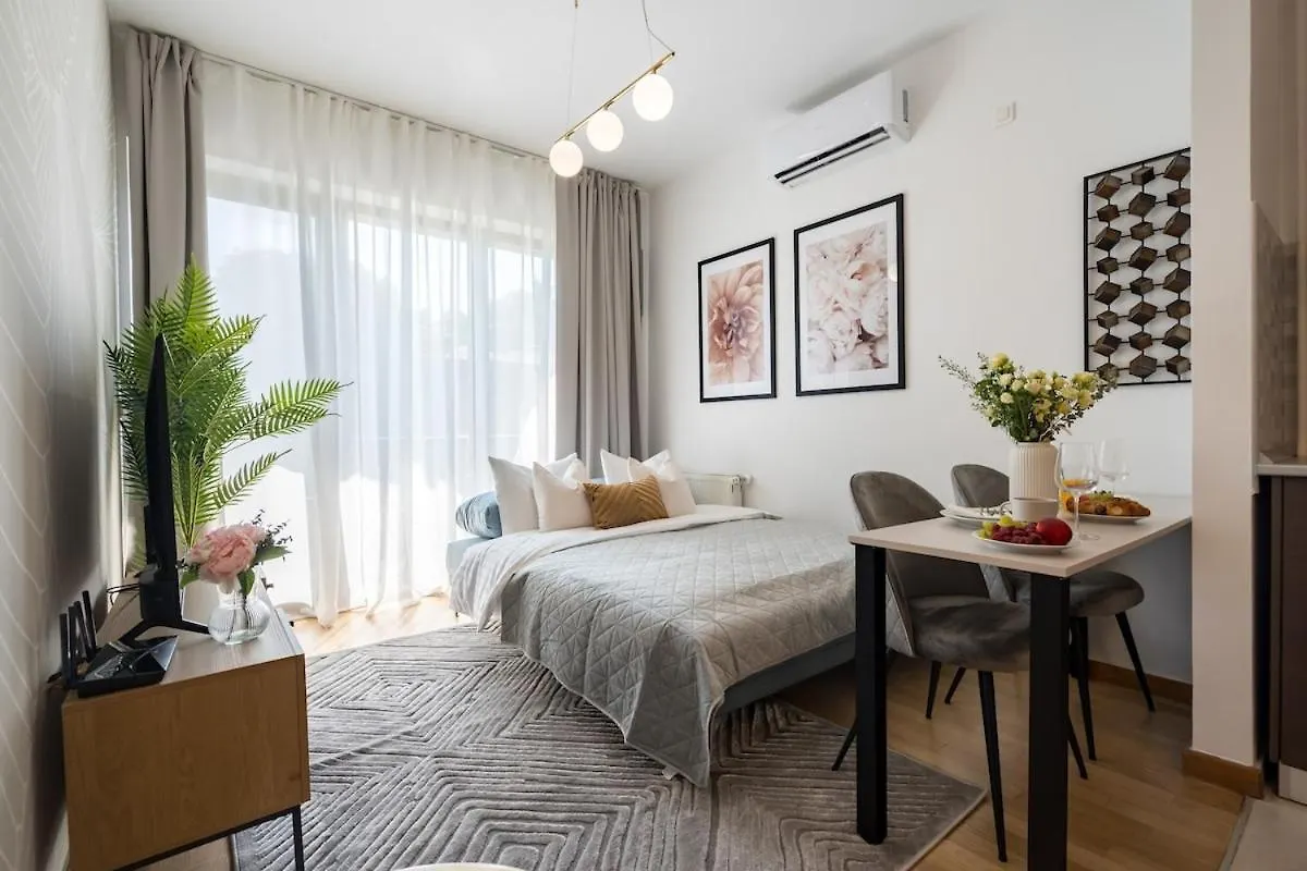 Vivando - Sunny 1Br - Green View Balcony - Parking Bucharest Apartment
